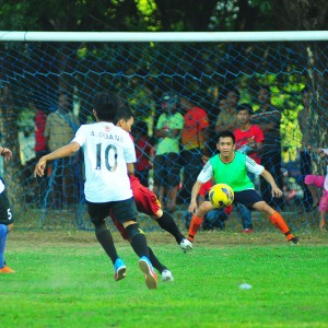pemain psm berusaha mencetak gol ke gawang para suporter